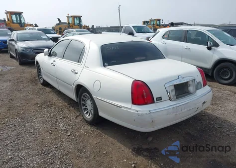 2002 Lincoln Town Car Signature from USA, damaged, VIN 1LNHM82W02Y625957